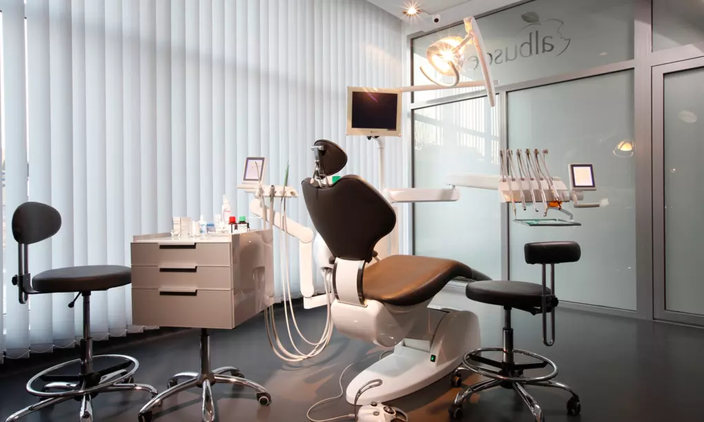 Skaling, piaskowanie, fluoryzacja i więcej dla 1 lub 2 osób