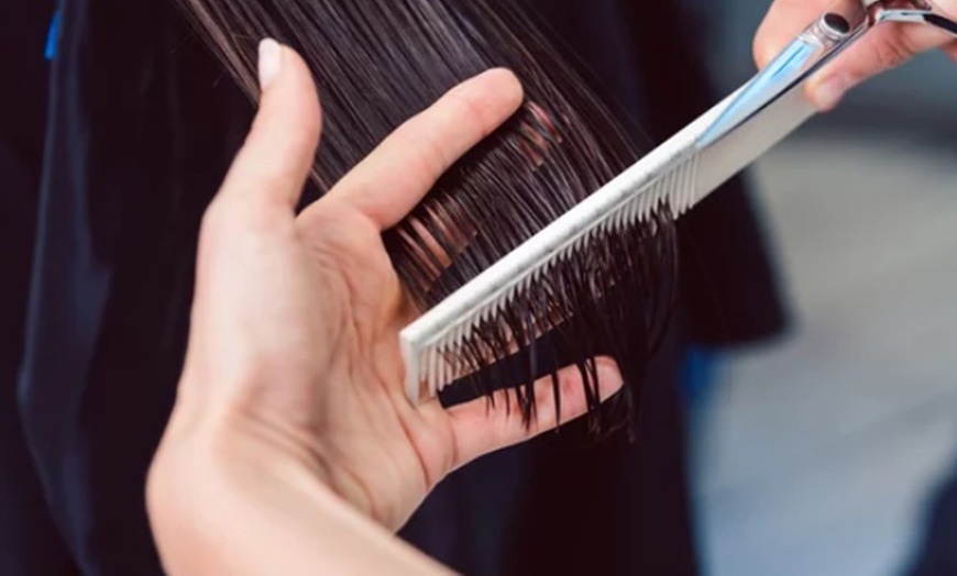 Image 7: Peluquería con lavado, mascarilla hidratante, corte y opción a color