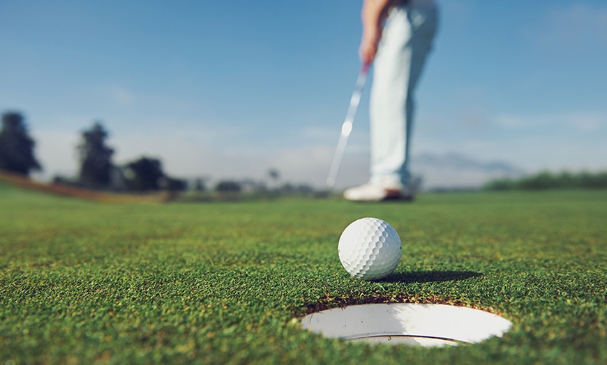 Image 2: Déjeuner et initiation au golf pour 2 pers. au Golf de Limère