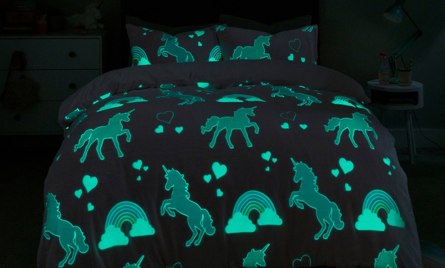 Image 6: Glow in The Dark Fleece Duvet Set