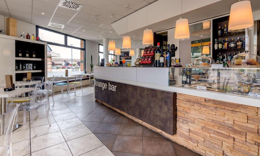 Image 12: Verona 4*: camera Queen Standard con colazione, Spa e room service