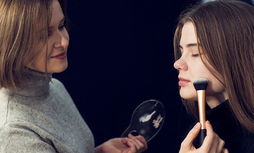 Image 2: Damen-Haarschnitt opt. inkl. Ansatzfarbe für 1 Person