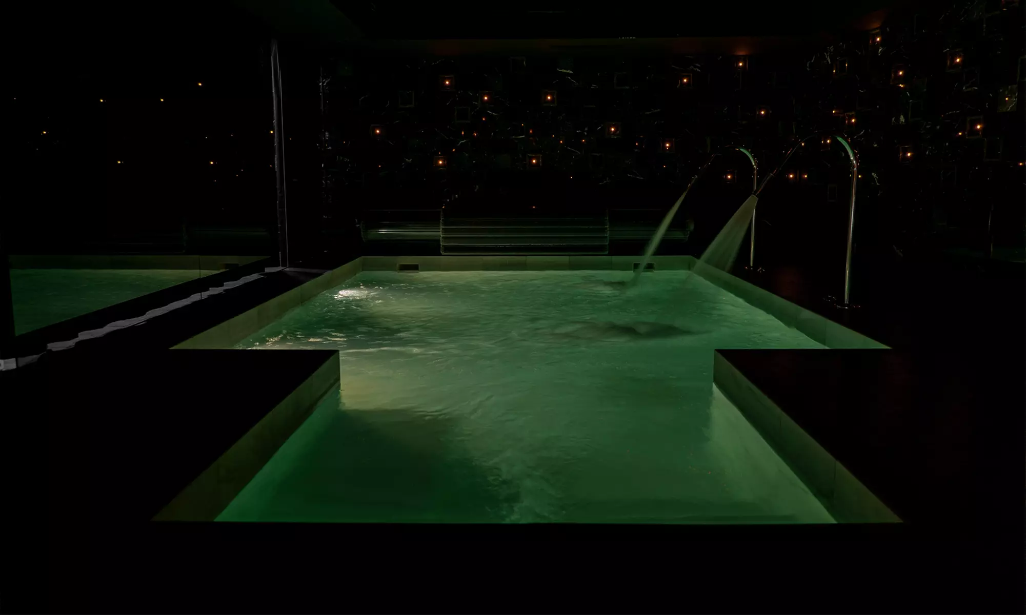 Circuito spa con copa o botella de cava y tratamiento extra para 2