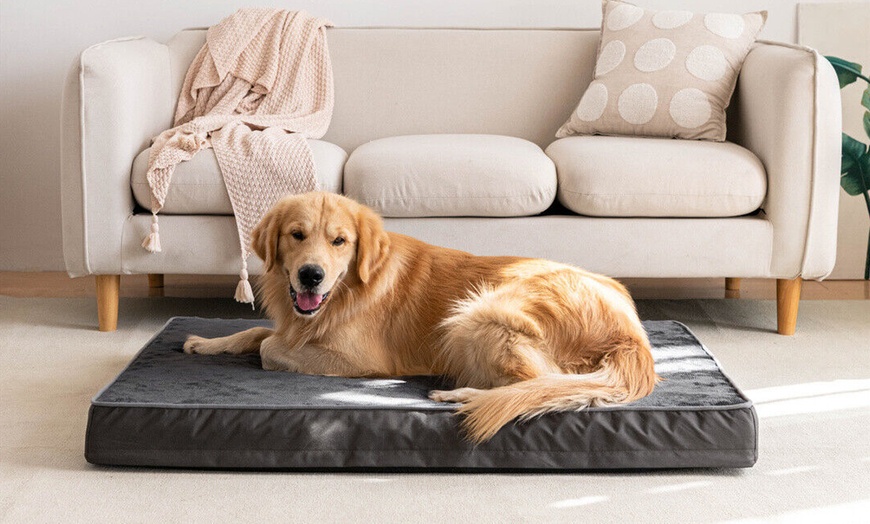 Image 6: Waterproof Flannel Pet Bed