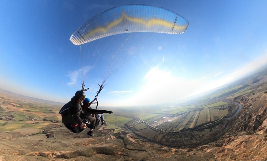 Image 1: Vuelo parapante o paramotor de 20 minutos con Fotos con Airparapente