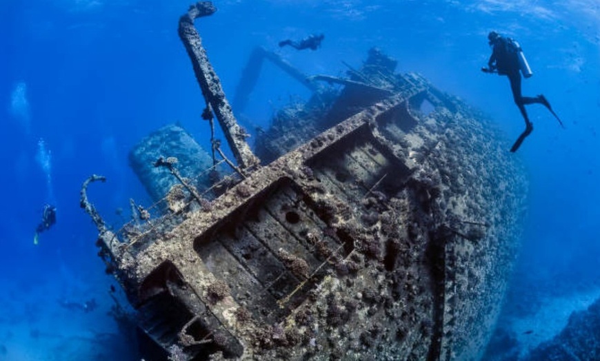 Image 1: Bautismo de buceo en barco hundido para 1 o 2 personas con fotos