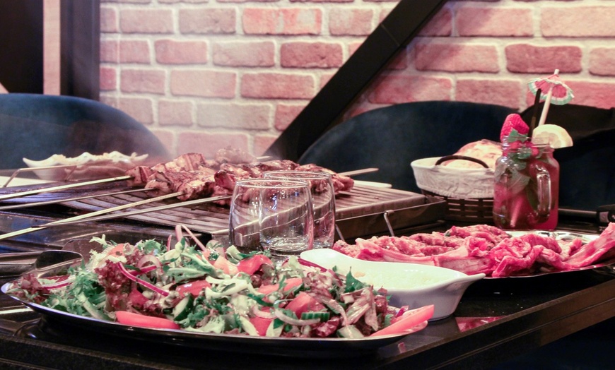 Image 16: Grillades mixtes à partager dans un steakhouse chaleureux