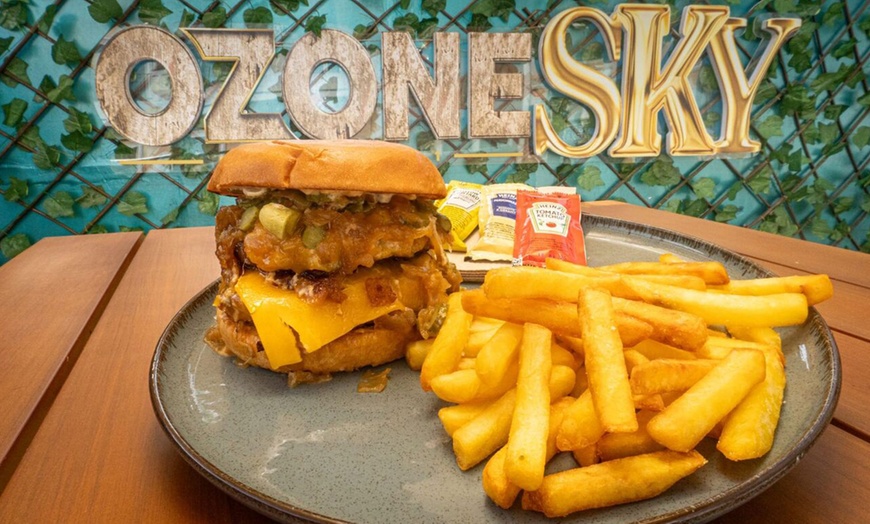 Image 5: Comida y cócteles en el rooftop Ozone Sky para 2 o 4 personas