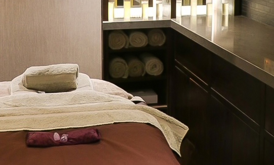 Image 2: Detox Package with Prosecco for One or Two at Luenire Spa