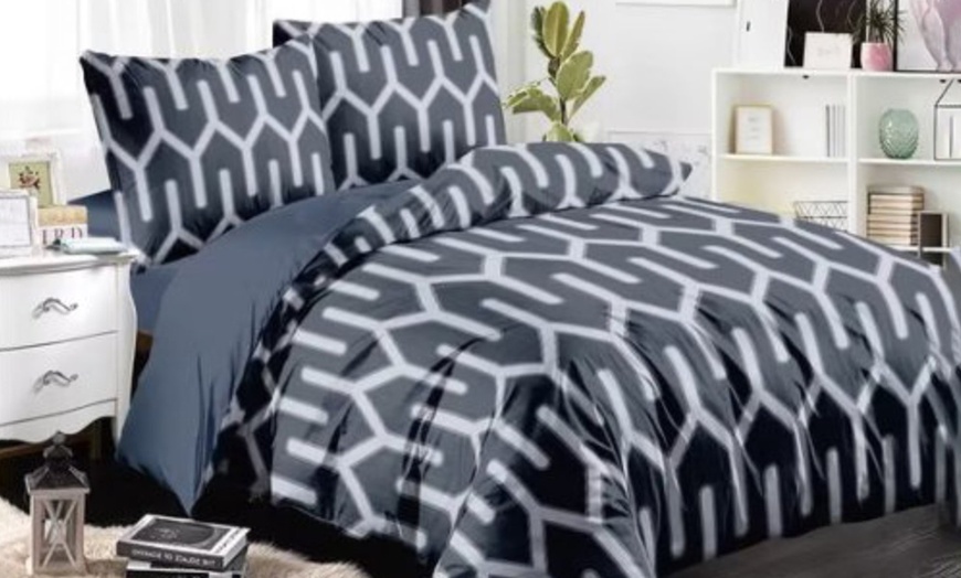 Image 8: Reversible Easy Care Duvet Set