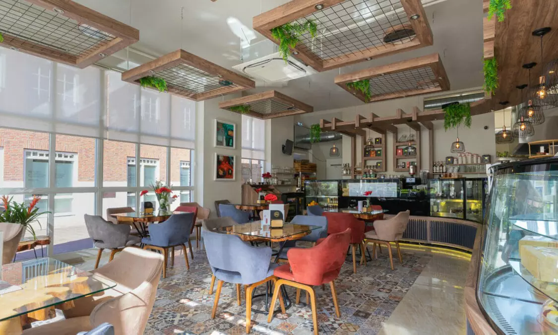 Smullen in stijl: laat je verwennen met een ultra deluxe of speciale valentijns High Tea - Primary Image