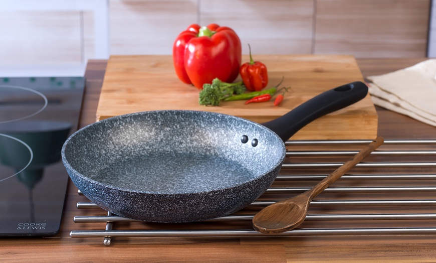 Image 4: Salter Three-Piece Frying Pan Set