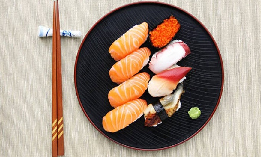 Image 14: Menú de sushi con piezas a elegir y bebidas para 2 o 4 personas