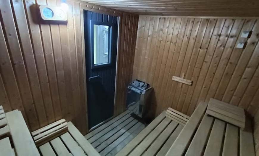 Image 3: Masaje relajante en pareja con sauna privada en Clínica Valor