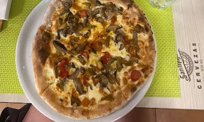 Menú italiano con pasta o pizza para 2 o 4 personas en Napolitan