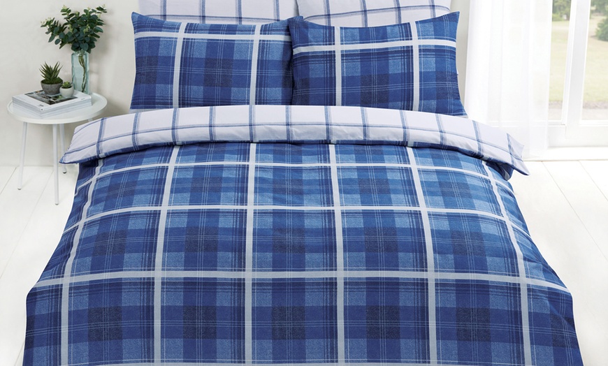 Image 7: Reversible Check Duvet Set