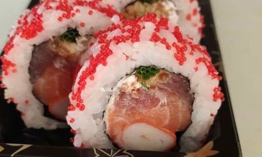 Image 11: De Sevilla a Japón en un pispás: menú de sushi para 2 o 4 personas