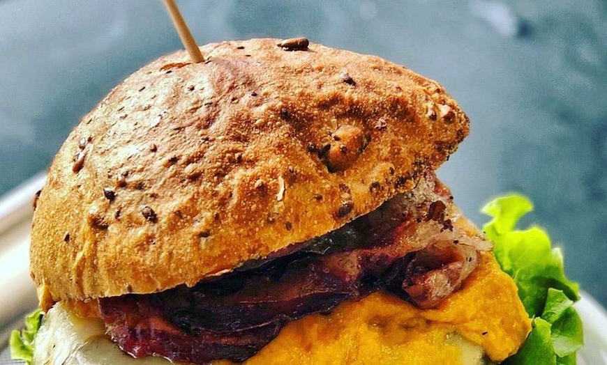 Image 12: Street food con hamburger e birra