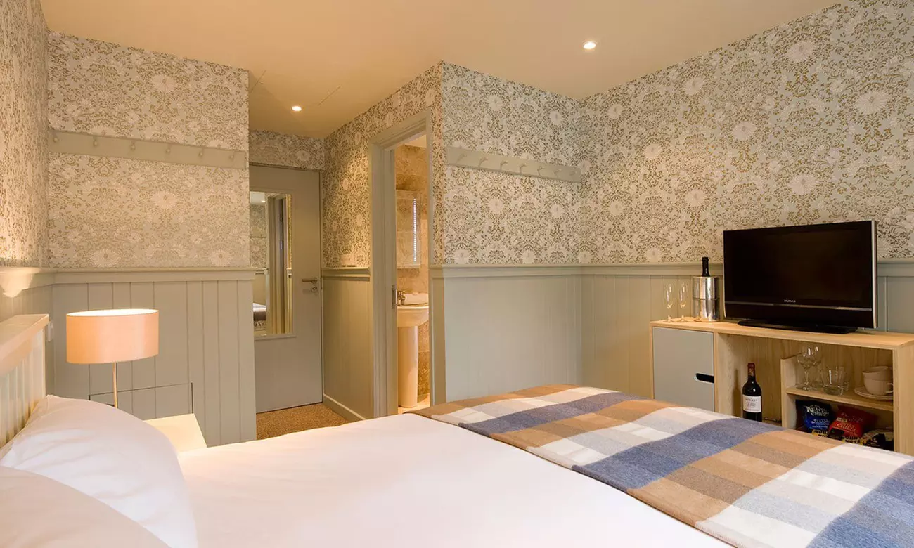 4* Bristol: Double or Twin Room Stay with Breakfast, Prosecco & More