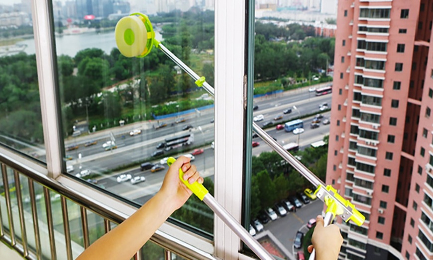 Image 3: High Rise Window Cleaner