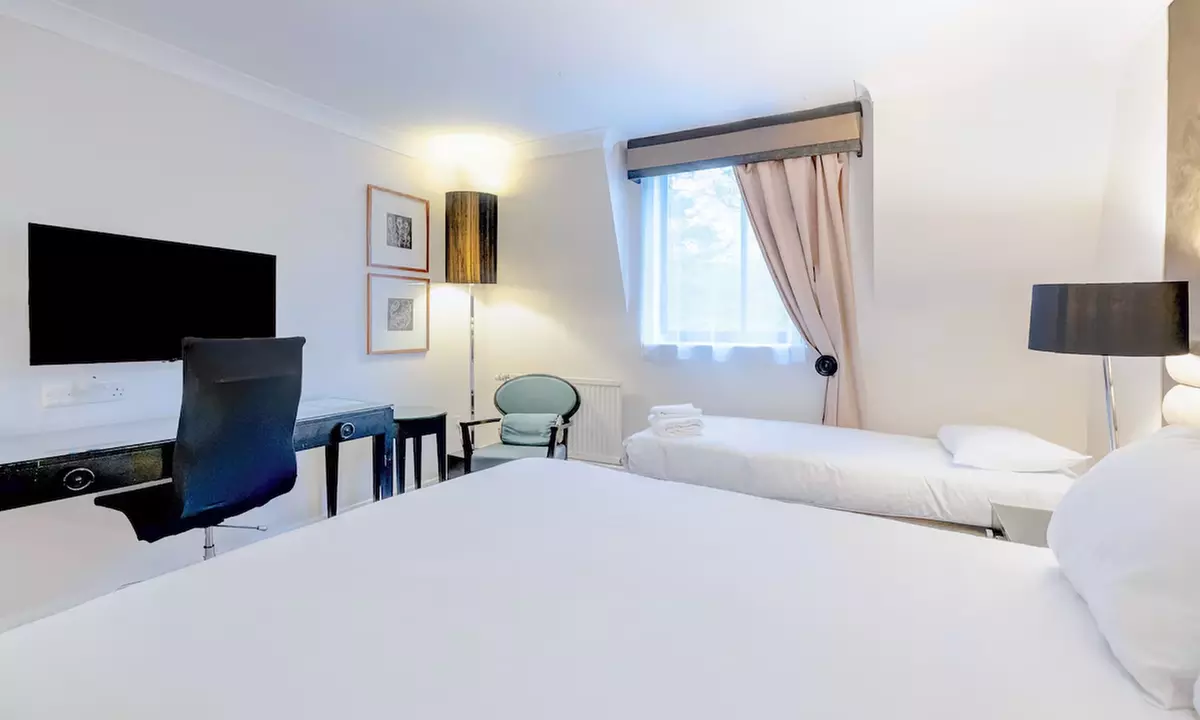 Dundee: Elegant 4* Stay with Breakfast & Dinner