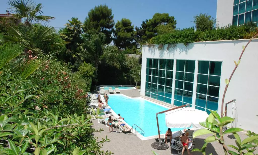 Puglia 4*: camera matrimoniale con colazione, mezza pensione e Spa