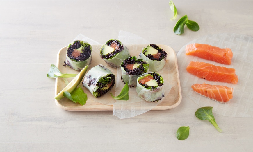 Image 2: Salade japonaise et plateaux de sushis