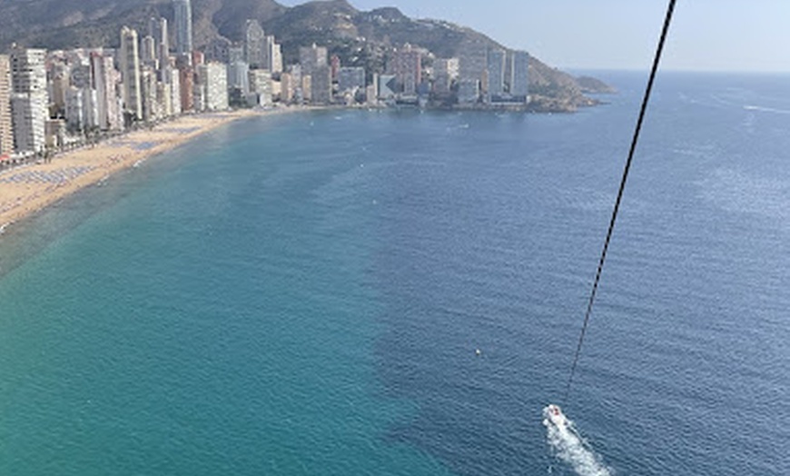 Image 5: Vuelo en parasailing para hasta 3 personas