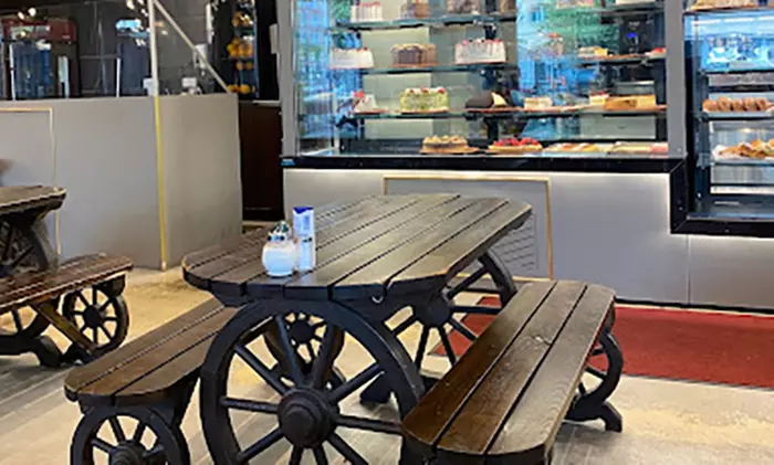 Köstliches Chicken-Menü mit Reis, Salat und Dessert für 1-4 Personen