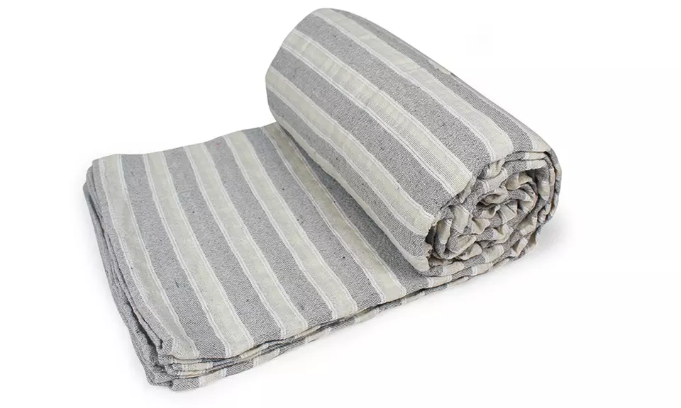 Sofabezug und Tagesdecke aus natürlicher recycelter Baumwolle