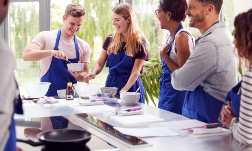 Image 1: ¡Aprende a cocinar! La buena paella o la cocina italiana a tu alcance