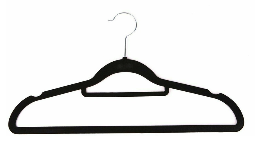 Image 3: 10 Velvet-Covered Coat Hangers