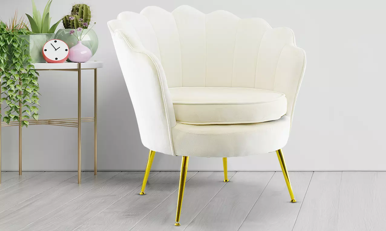 Poltrona con schienale a conchiglia