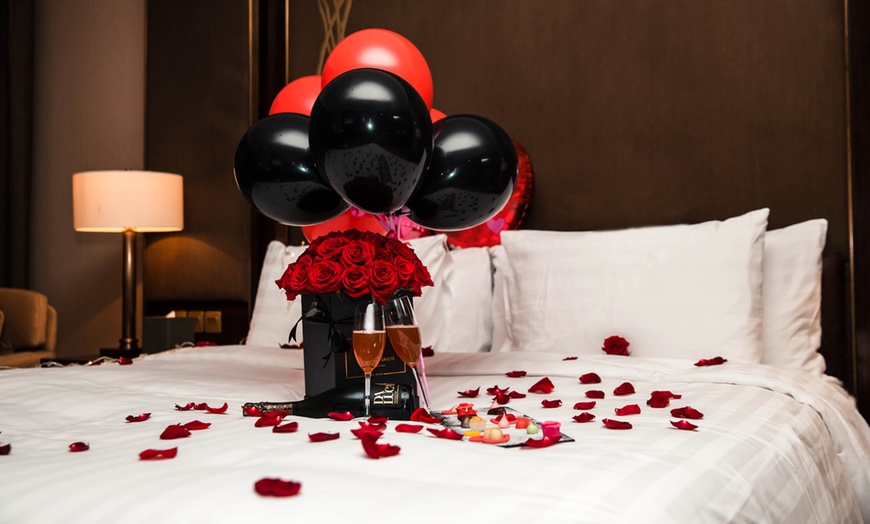 Image 1: Abu Dhabi: One-Night 5* Love at Anantara Package