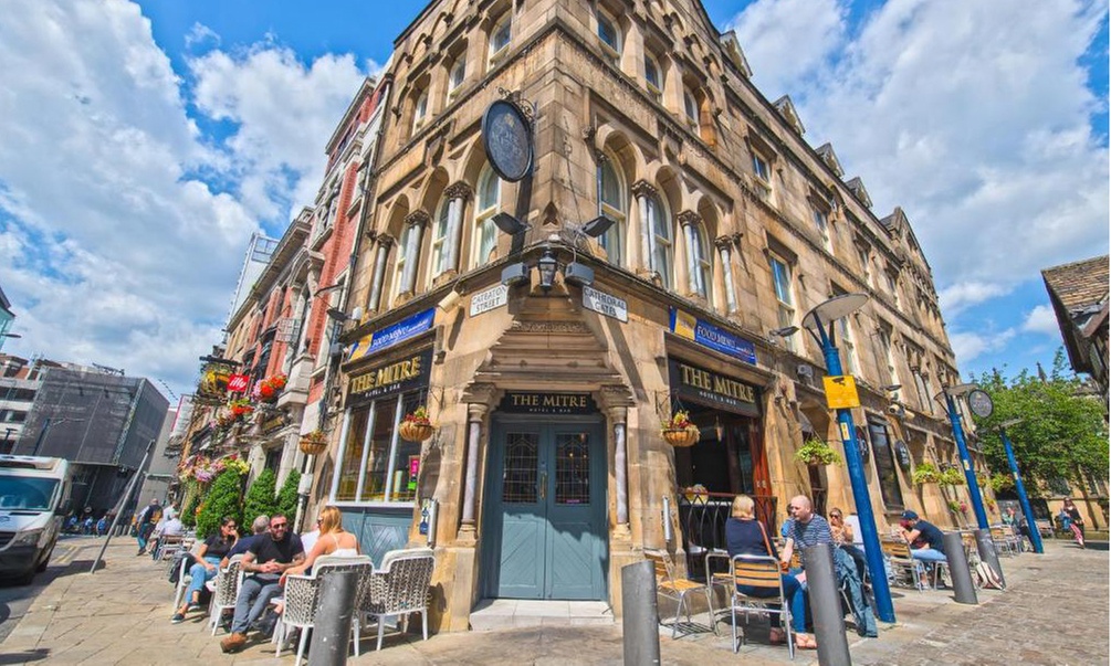 Manchester Getaway: Stay with Breakfast, Bottle of Prosecco & Dinner