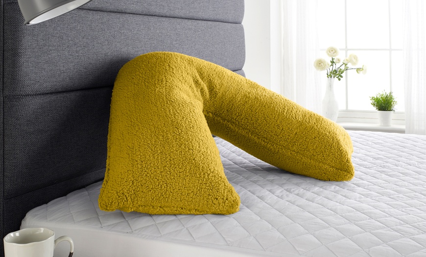 Image 7: Fluffy Fleece V-Pillow