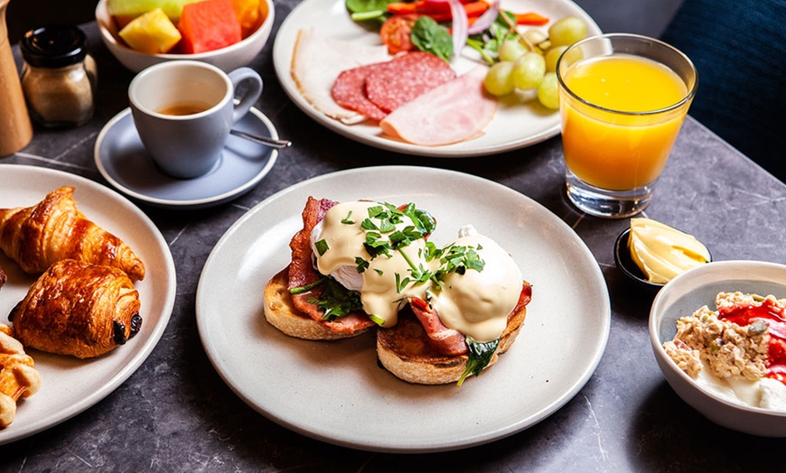 Image 4: Buffet Breakfast with Drinks