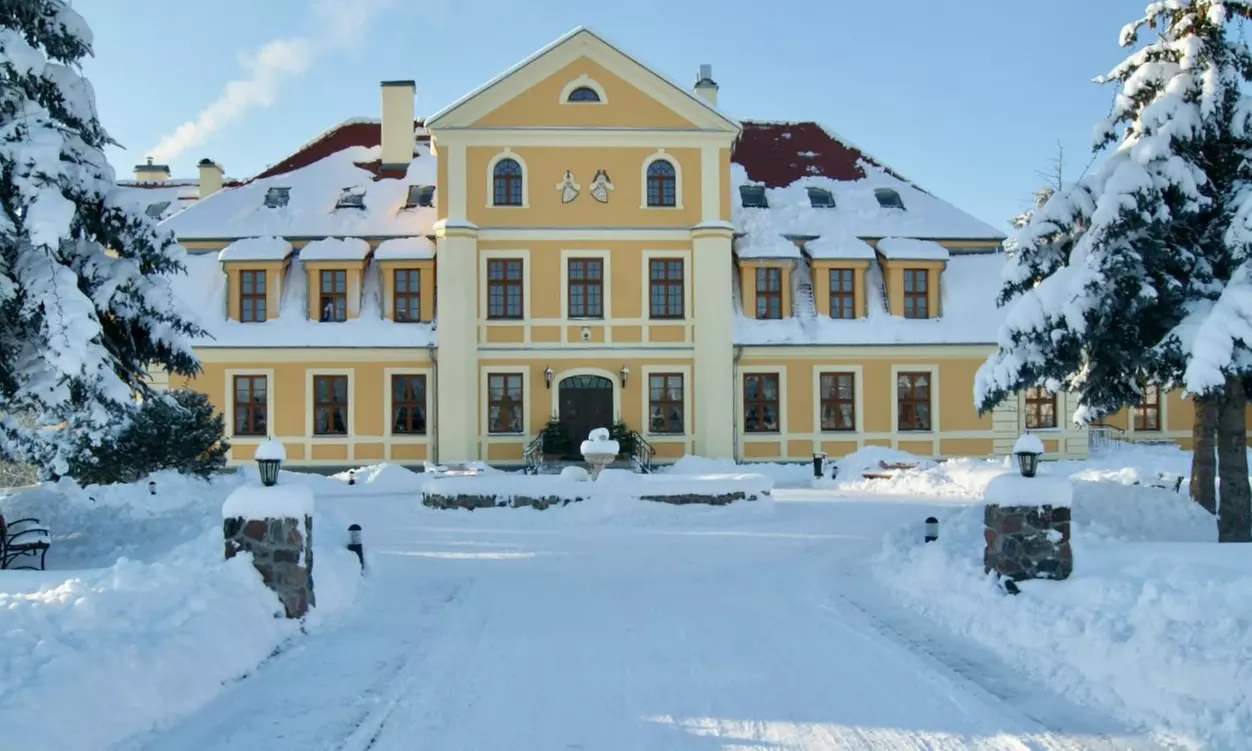 Zachodniopomorskie: 1-3 noce dla 2 osób ze śniadaniem lub wyżywieniem HB i więcej w Pałac w Rymaniu*** Hotel Spa - Primary Image