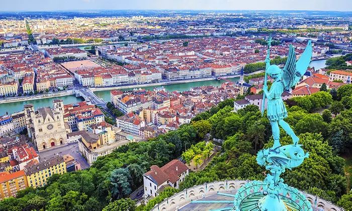 Lione: camera doppia Standard con colazione, cocktail e pack romantico opzionale per 2, all'Hotel Best Western Richelieu - Primary Image