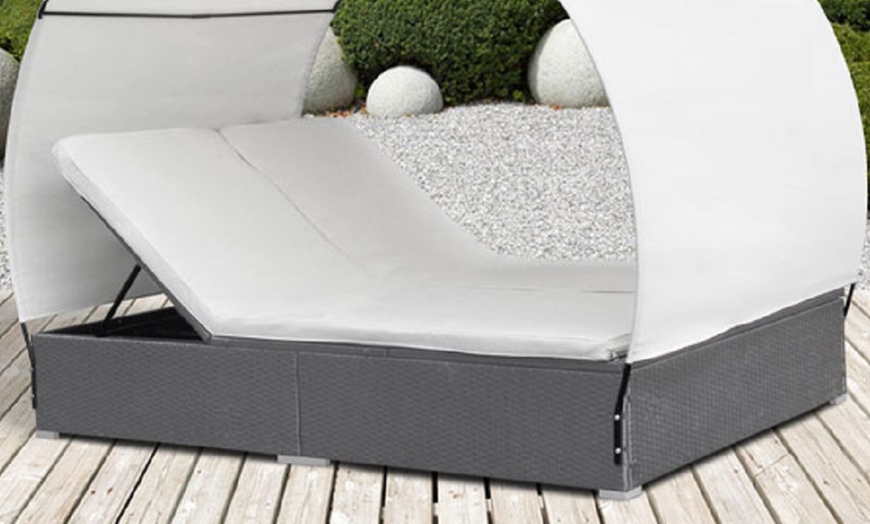 Image 2: Tuinbed met zonnescherm