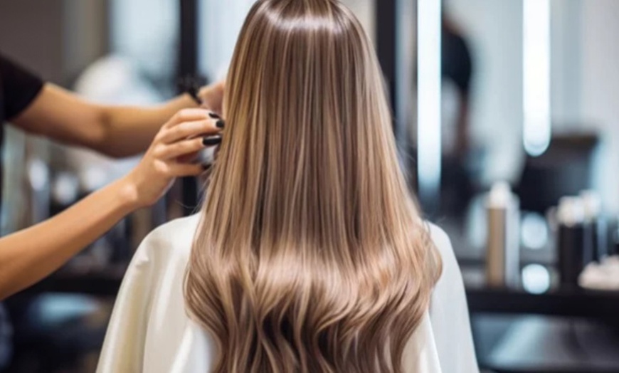 Image 6: Peluquería con lavado, mascarilla hidratante, corte y opción a color