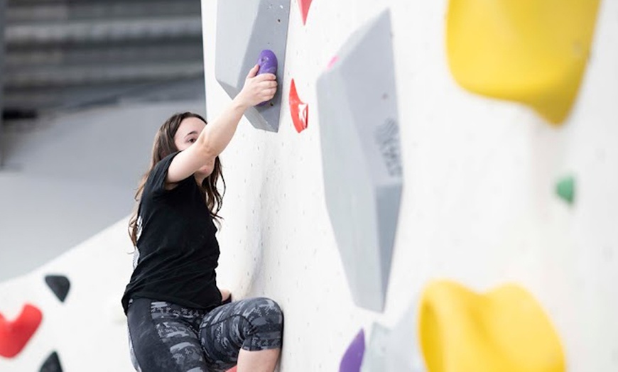 Image 1: Bouldering Pass with Shoe Rental at 9 Degrees Enoggera