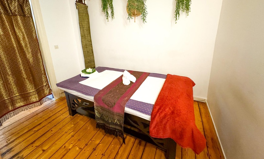Image 3: 60 / 90 Min. Thai-, Aroma - oder Rücken-Massage für 1 oder 2 Personen