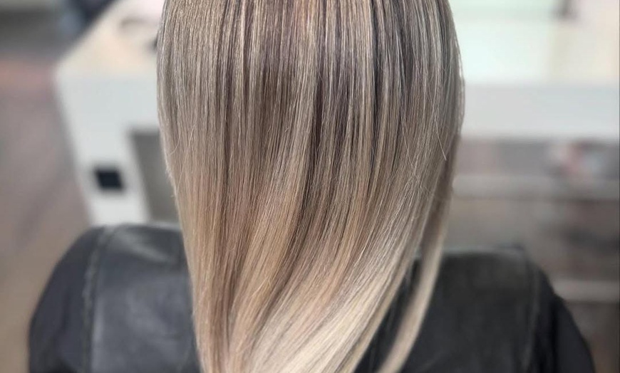 Image 3: Perfektes Haarstyling: Klassischer Schnitt oder Balayage & Glossing