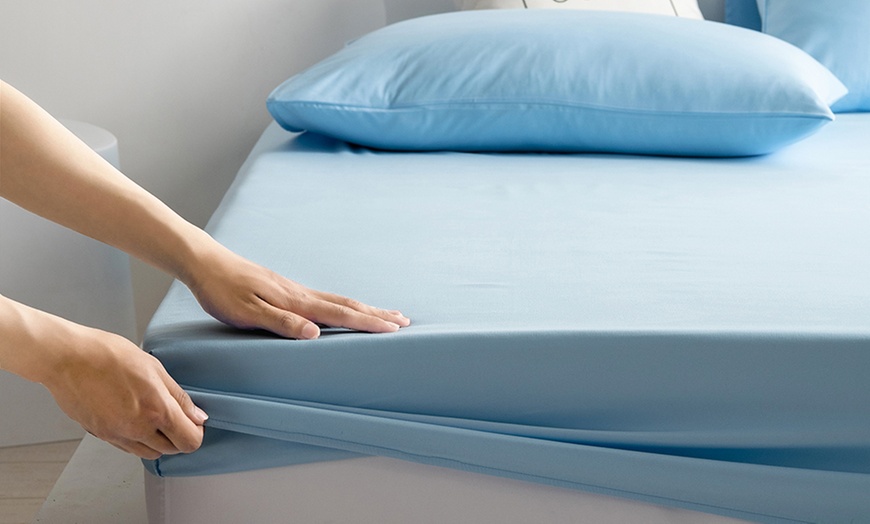 Image 13: Comfortable, Breathable 25cm Fitted Sheets