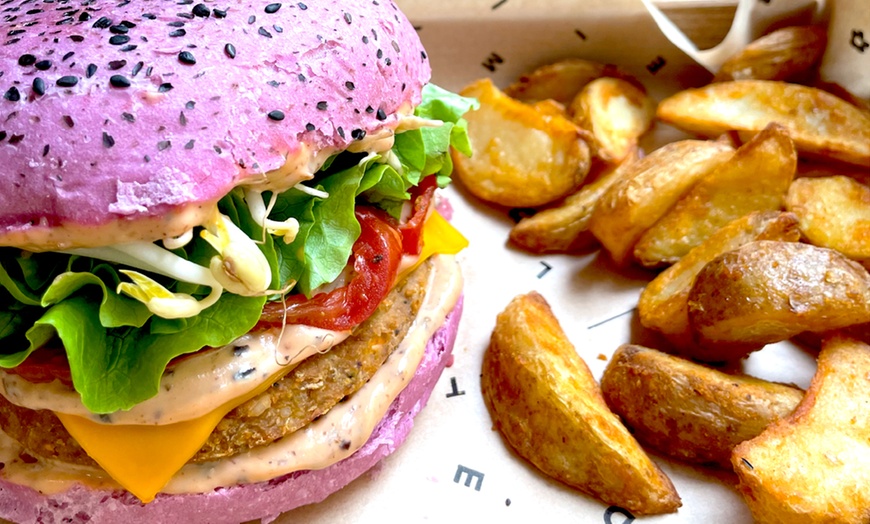 Image 12: Menú de hamburguesa con postres y bebida para 2 o 4 personas