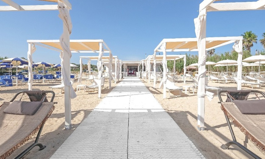 Image 4: Pescoluse: Ingresso in spiaggia con ombrellone e lettini per 2