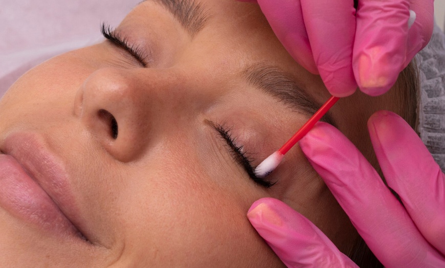 Image 1: Lifting y tinte de pestañas con opción a visagismo y laminado de cejas