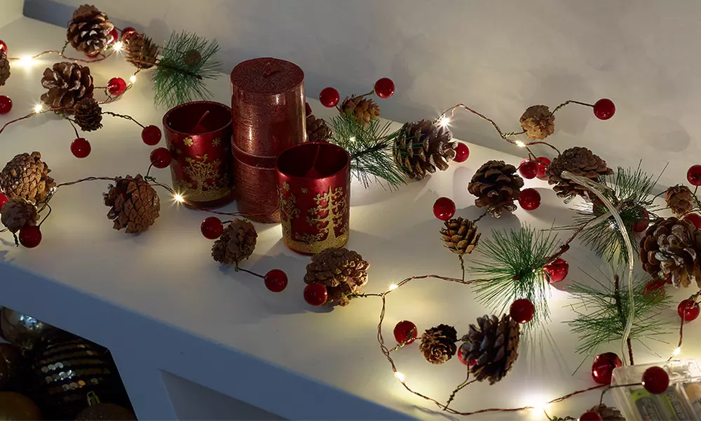 1, 2 ou 3 guirlandes lumineuse LED en forme de pommes de pin et baies - Primary Image