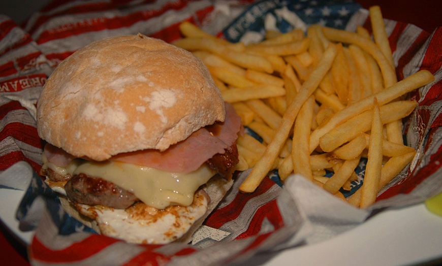 Image 6: Burger 80's, cerveza, postre...